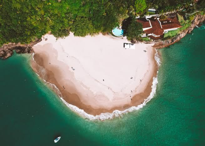 Praia da Ilha dos Porcos vista direto de cima