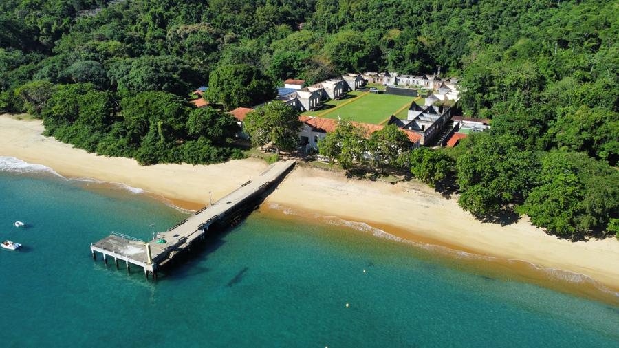 Píer da Ilha Anchieta, praia de areia dourada e mata atlântica